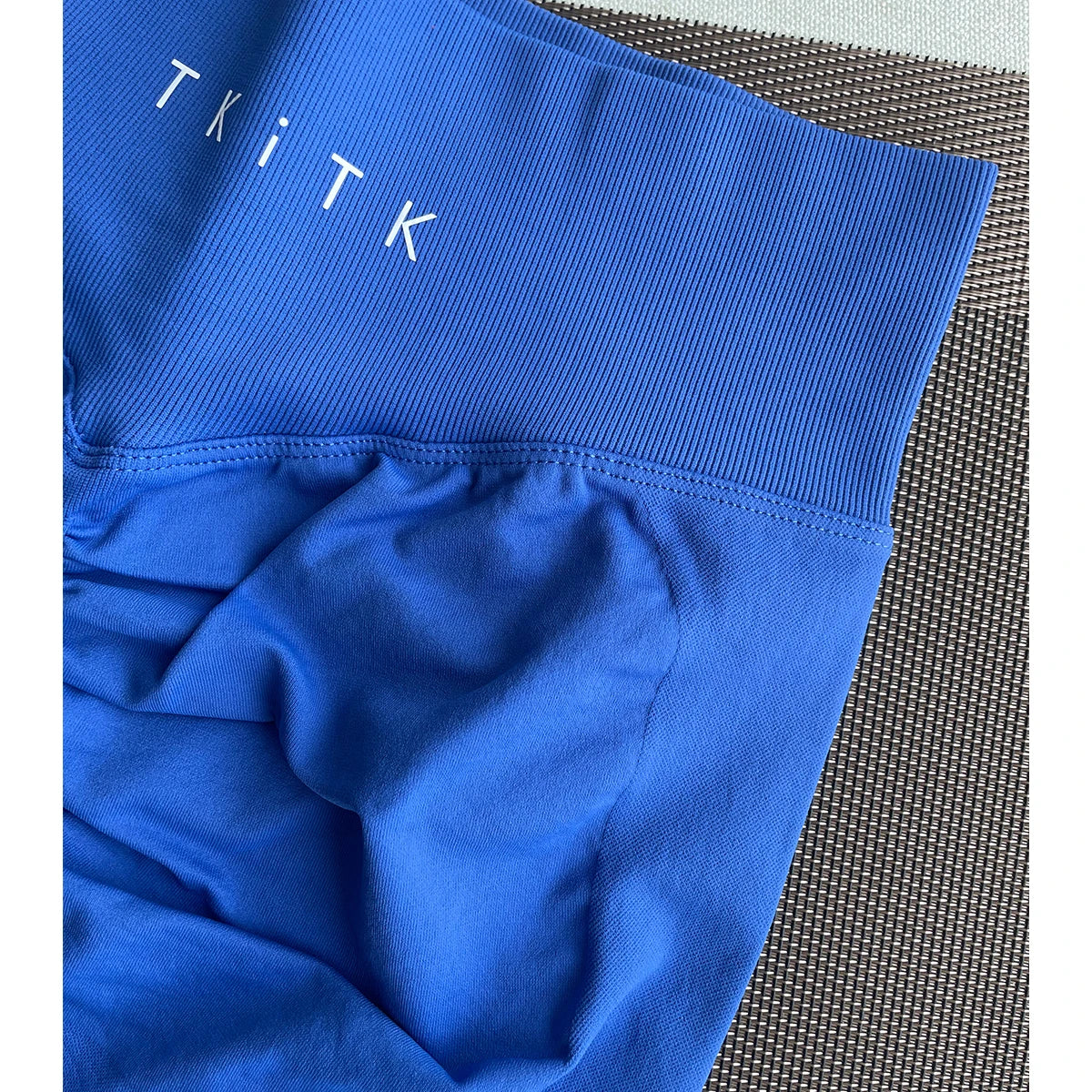 Seamless Women's Fitness Shorts for Yoga and Gym Activities